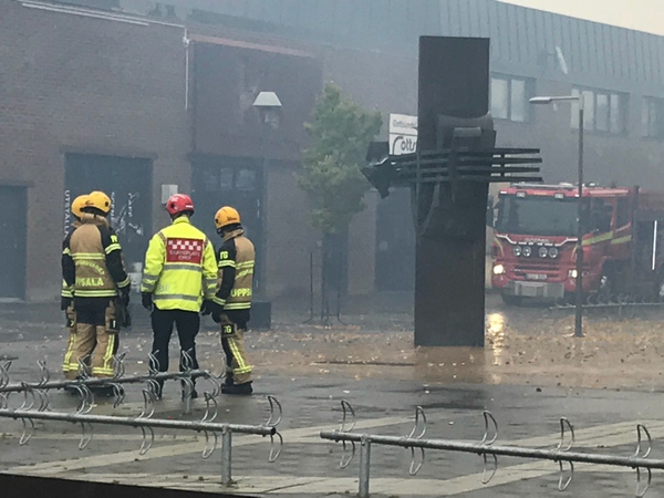 Räddningstjänsten diskuterar nästa steg.