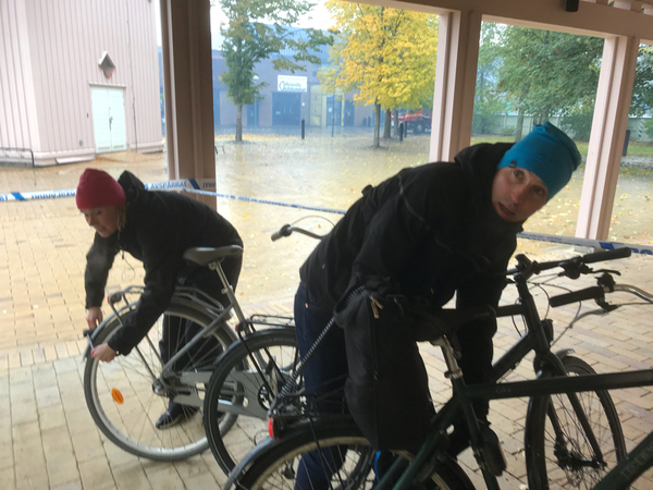 Kommunalråden Caroline Hoffstedt o Erik Pelling på väg in i Gottsundakyrkan för att uppdatera sig om läget.