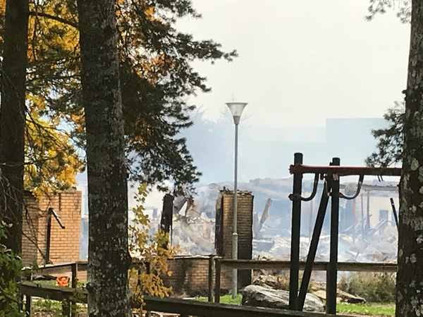 Små bränder slår upp ur förödelsen vid Gottsundaskolan.