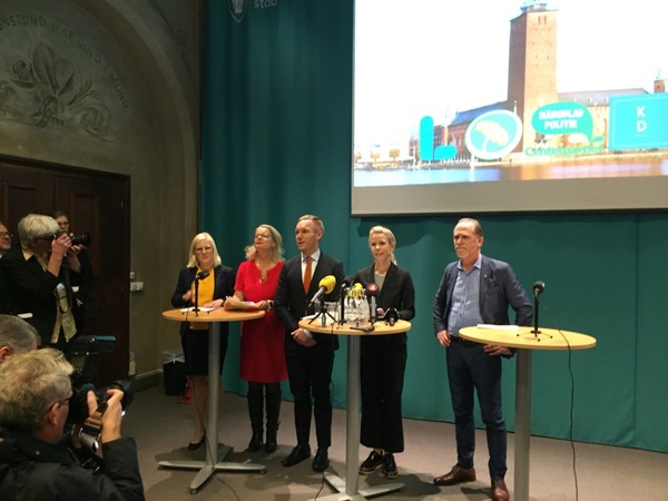 
Här i Paulirummet i Stockholms stadshus finns nu alla fem partierna representerade.
Erik Slottner (KD), Anna König Jerlemyr (M), Karin Edlund (C), Lotta Edholm (L) och Daniel Helldén (MP).