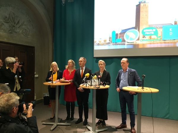 Här i Paulirummet i Stockholms stadshus finns nu alla fem partierna representerade.
Erik Slottner (KD), Anna König Jerlemyr (M), Karin Edlund (C), Lotta Edholm (L) och Daniel Helldén (MP).