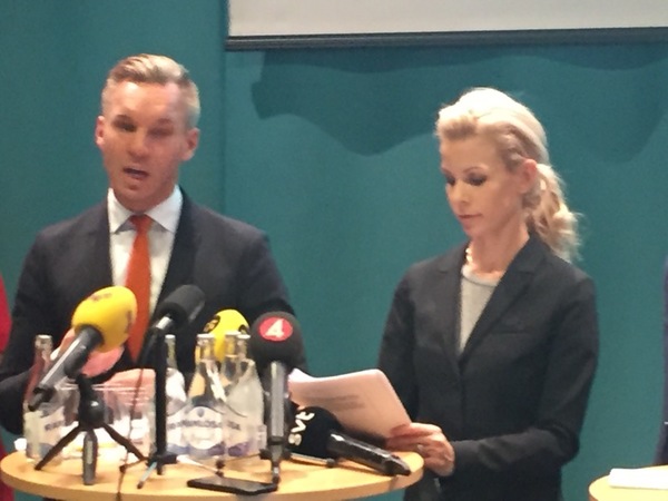 - Trygghetsjourer med lokala ordningsvakter.
- Fler kameror för övervakning.
- Samarbete med fastighetsägare ska fördjupas.
- fortsatt arbete mot våldsbejakande extremism.
Säger Erik Slottner ( KD).