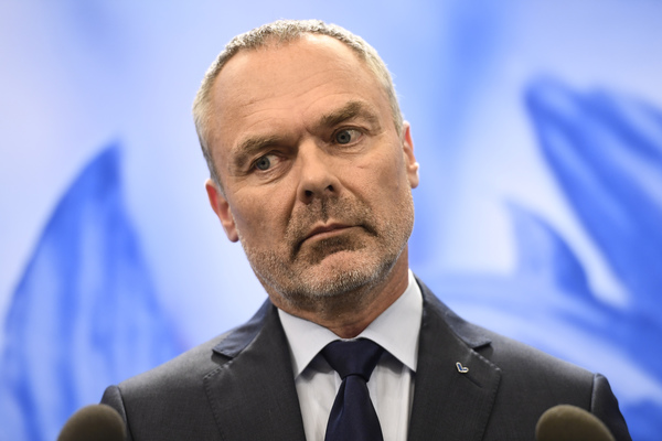 Jan Björklund under pressträffen där han meddelar att han kommer att säga nej till en M+KD-regering.
