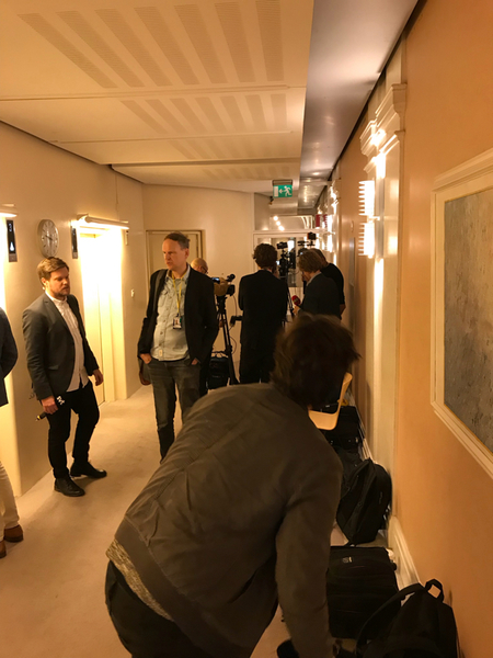Pressuppbådet utanför talsmanskorridoren blir större.