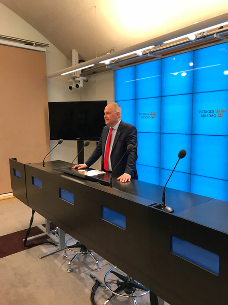 Jonas Sjöstedt (V) håller presskonferens.