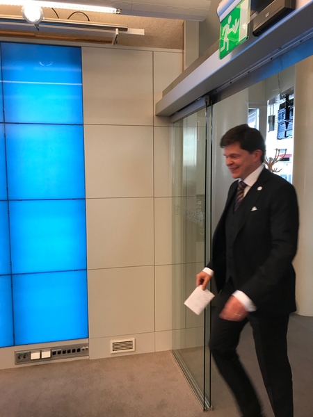 Talmannen är på väg in till presskonferensen.