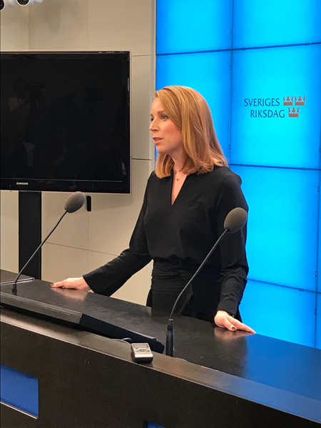 Annie Lööf (C) säger att det är intressant att Stefan Löfven började prata politik när det verkar bli han som får sonderingsuppdraget och inte tidigare.