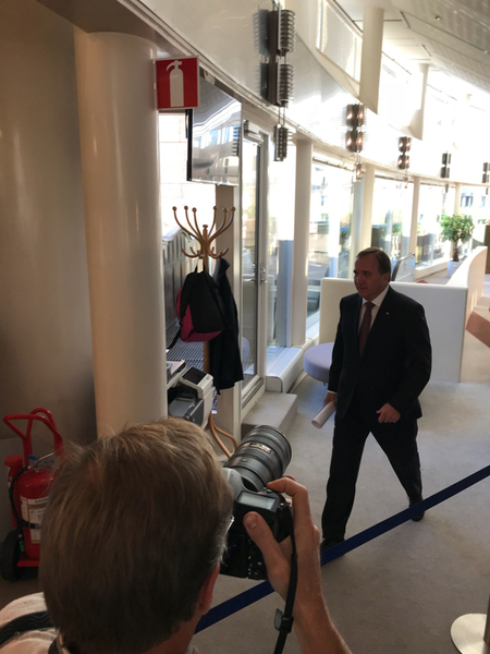 Stefan Löfven (S) på väg in i presskonferens efter beskedet att han får uppdraget att bilda regering.