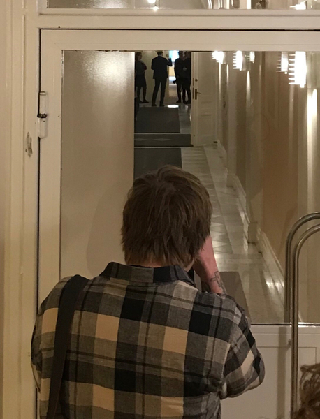 Talman Andreas Norlén i bakgrunden förbereder sig för mötet med Socialdemokraternas ledare Stefan Löfven om en kvart.