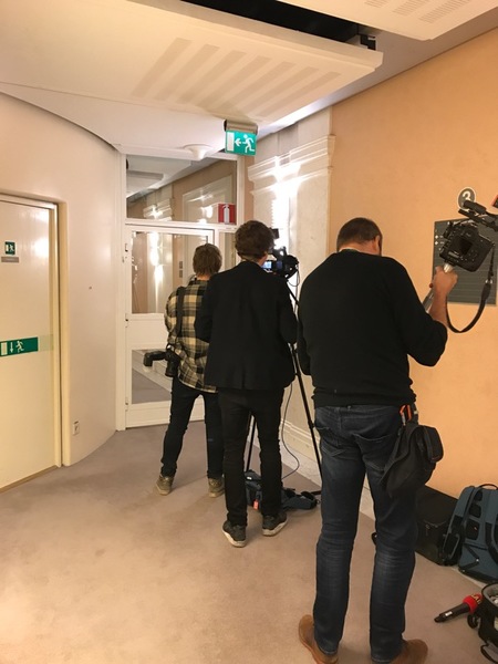 Flera medier på plats utanför talmansvåningen.