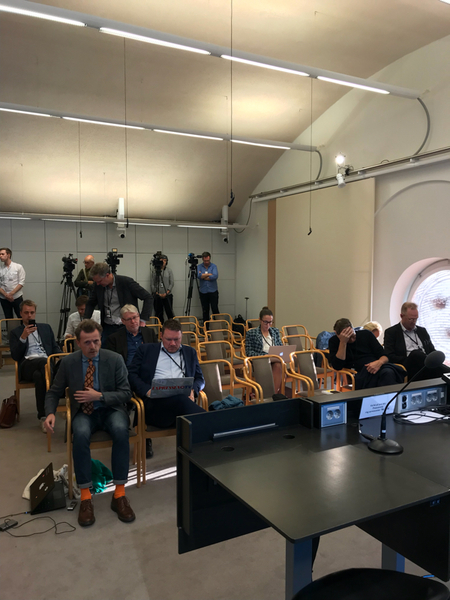 Journalister som väntar på det som ser ut att bli dagens sista presskonferens. Nio stycken har de flesta här inne hunnit med i dag.