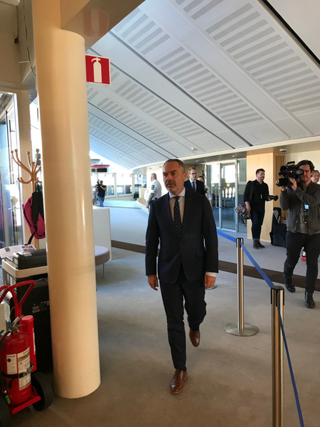 Jan Björklund (L) på väg in.