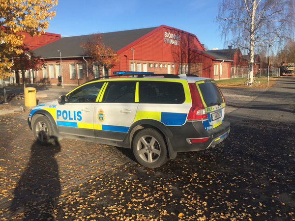 Polisen har trygghetsskapande åtgärder på Björnäsgymnasiet i Boden idag, efter att ett hot mot skolan igår publicerades på sociala medier.
Två elever som SVT Norrbotten talat med, men som vill vara anonyma, säger att de tycker händelsen är obehaglig.