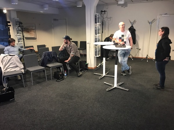 Media på plats väntar på att presskonferensen ska starta.