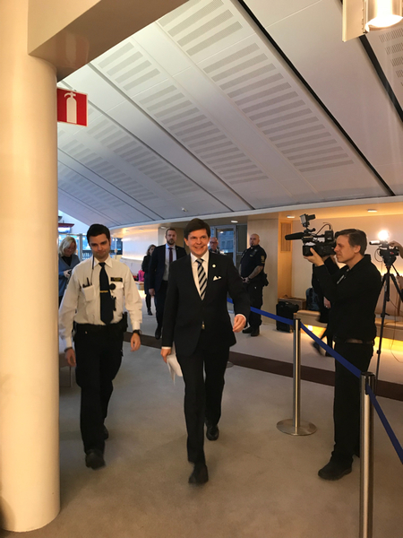 Talman Andreas Norlén på väg in.