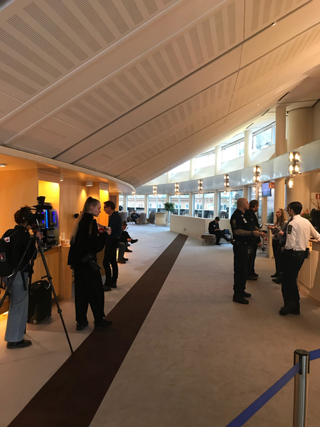 I väntan på presskonferens med Moderaternas ledare Ulf Kristersson.