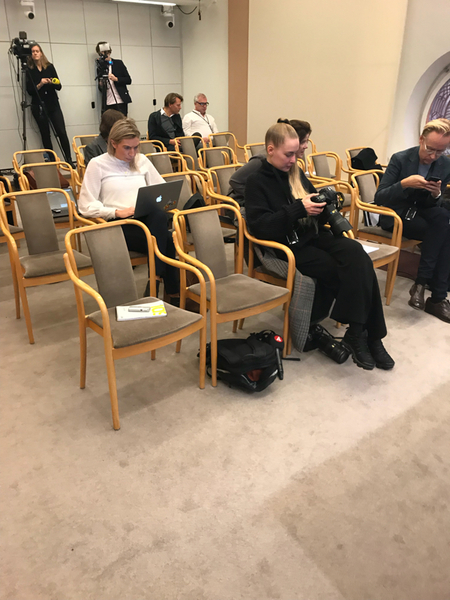 Pressrummet börjar åter att fyllas. Snart dags för presskonferens med Ulf Kristersson (M).