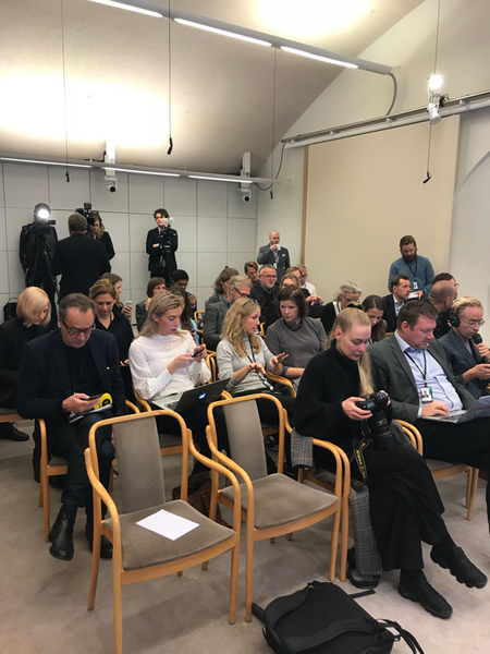 Pressrummet är fullt nu.