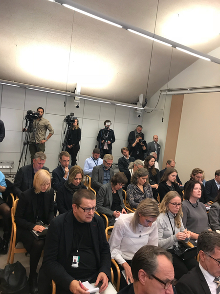 Fullsatt på presskonferensen med Ulf Kristersson (M).