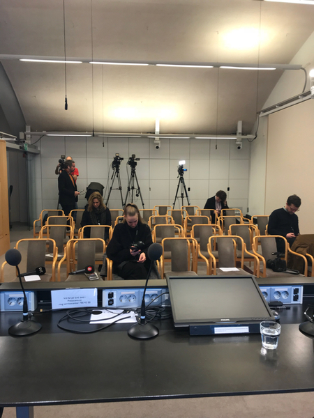 SVT finns på plats tillsammans med journalister från Sveriges övriga stora medier. Talmannen väntas komma  9.30 och ge sitt besked.