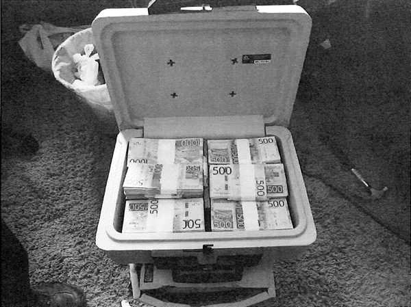 En av de säkerhetsboxar full med pengar som hittades vid husrannsakan hemma hos 23-åringen.
(Foto: Polisens förundersökning)
