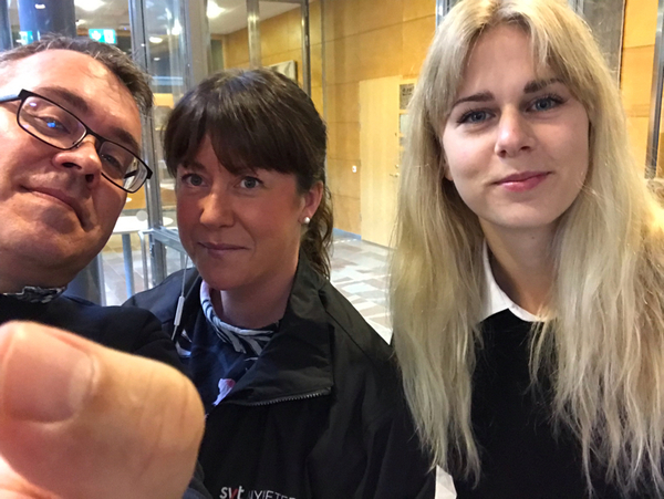 Gomorron! Nu är vi - Tobias, Mimmi och Lisa - plats i Linköpings tingsrätt och dag tre i rättegången mot högskoleprovsligan.