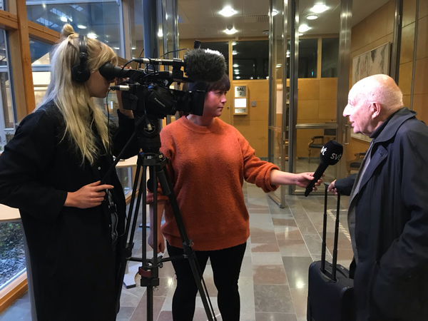 Och vi avslutar vår direktrapportering härifrån Linköpings tingsrätt med en bild på hur vårt tv-team intervjuar advokat Leif Silbersky.