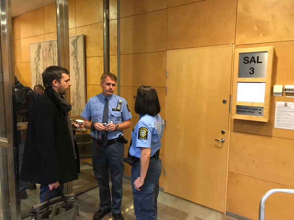 Välkomna till Linköpings tingsrätt och sal 3 där rättegången mot högskoleprovsfusksligan startar idag.