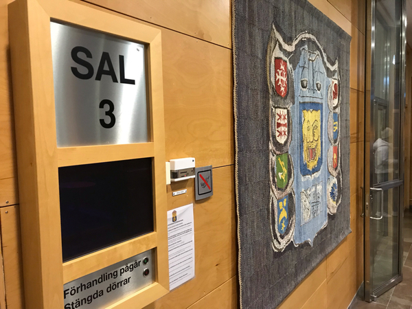 Välkomna tillbaka till Linköpings tingsrätt och sal 3. Det är den 16:e förhandlingsdagen och enligt schemat är det dags för slutpläderingar.