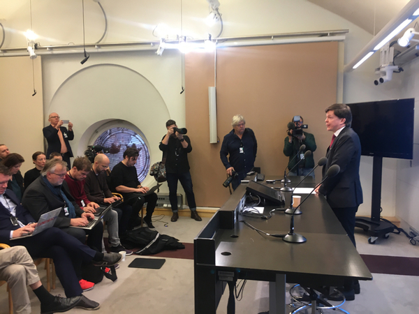 Talmannen kommer kalla partiledarna till samtal imorgon för att prata om hur man går vidare, meddelar han på pressträffen.