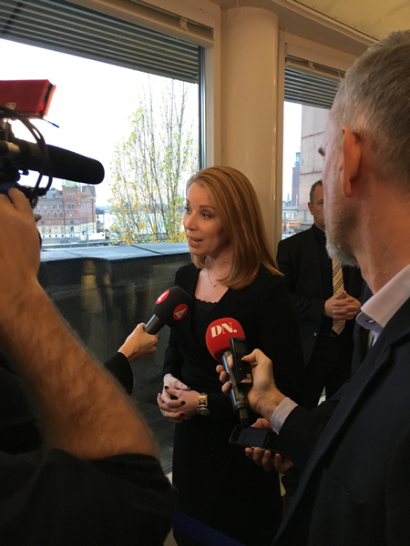 Annie Lööf är på plats. - Ett vägval för Sverige, säger hon om dagen.