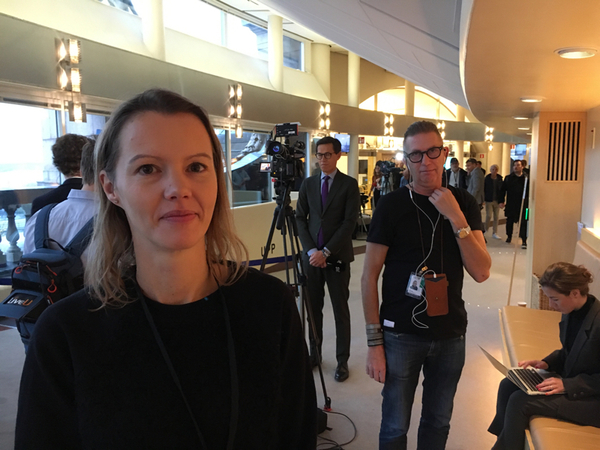 SVT på plats i riksdagen. Jag, som är webbreporteri förgrunden, med fotograf Per Sjöberg och politikreporter Love Benigh i bakgrunden.