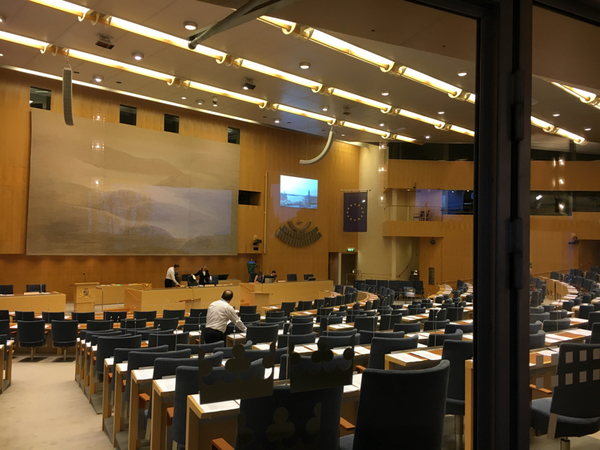 Det är här inne det ska hända idag. Värt att tänka på är att så kallad ”negativ parlamentarism” tillämpas vilket innebär att Kristersson inte behöver en majoritet av riksdagsledamöternas stöd utan att det räcker med att en majoritet inte är emot honom. Om 175 eller fler ledamöter aktivt röstar emot M-ledaren Ulf Kristersson så förlorar han omröstningen.