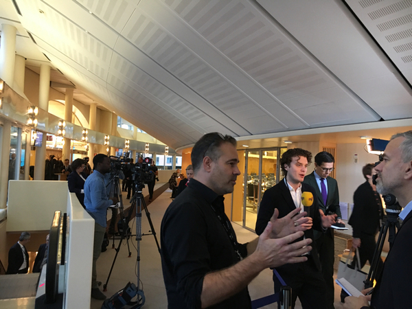 Allt fler journalister på plats.