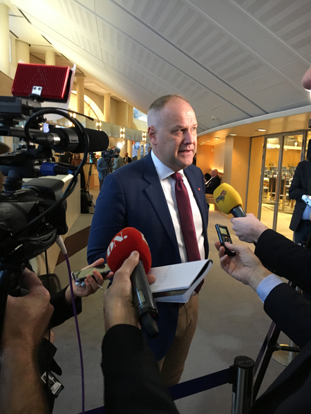 Nu är Jonas Sjöstedt (V) på plats. Han är glad att Annie Lööf sagt att C ska rösta nej idag. -Det hedrar henne att hon håller löftet från valrörelsen, säger han.