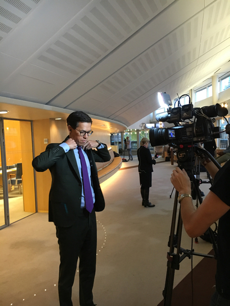 SVT:s Love Benigh gör sig redo för livesändning.