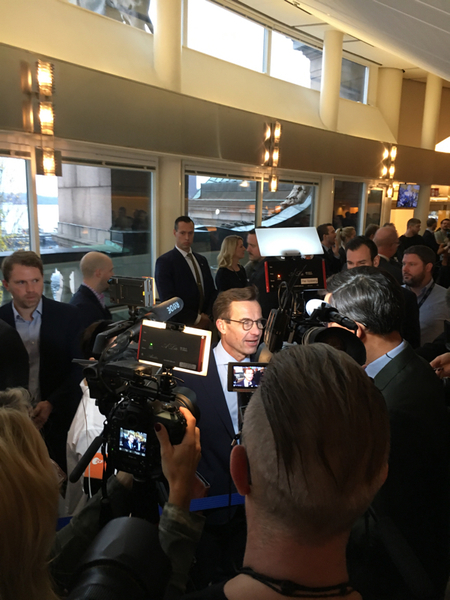 Dagens huvudperson. Alla flockas runt M-ledaren Ulf Kristersson.