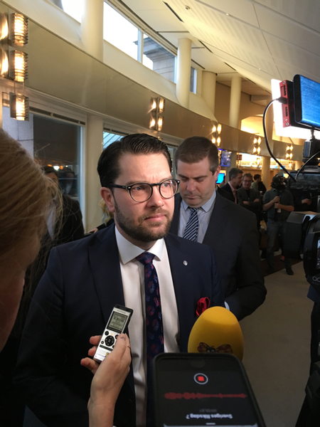 Jimmie Åkesson (SD) är på plats. Han kommer att rösta ja till Kristersson idag.