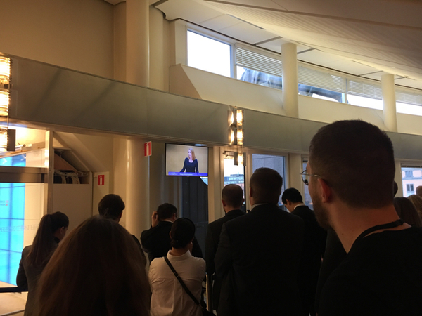 Många följer omröstningen via tv:n utanför plenisalen.