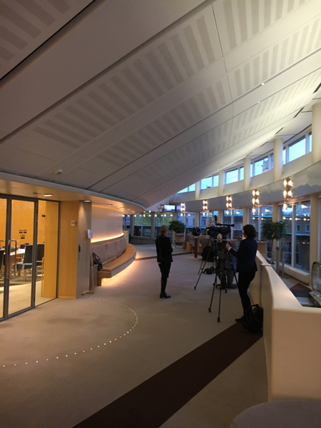 Hej från riksdagen! Här utanför plenisalen i riksdagen har några journalister redan samlats inför omröstningen och vad som kallats för en ödesdag för M-ledaren Ulf Kristersson.