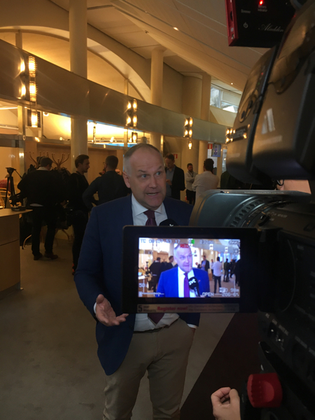 Jonas Sjöstedt (V) tror inte väljarna vill ha något extra val. -Därför måste partierna börja prata med varandra nu.