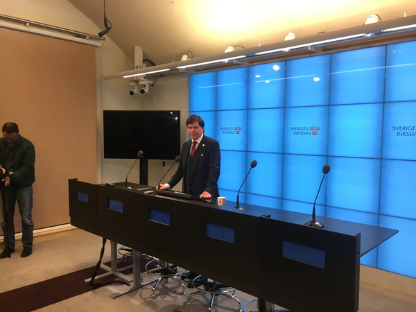 Talmannen får frågan om Lööf kan få sonderingsuppdraget men inte bli statsminister. Det har förekommit tidigare att en person har sonderat utan att bli statsminister, säger Andreas Norlén och påminner om att Ola Ullsten sonderade 1979, men Fälldin blev statsminster.