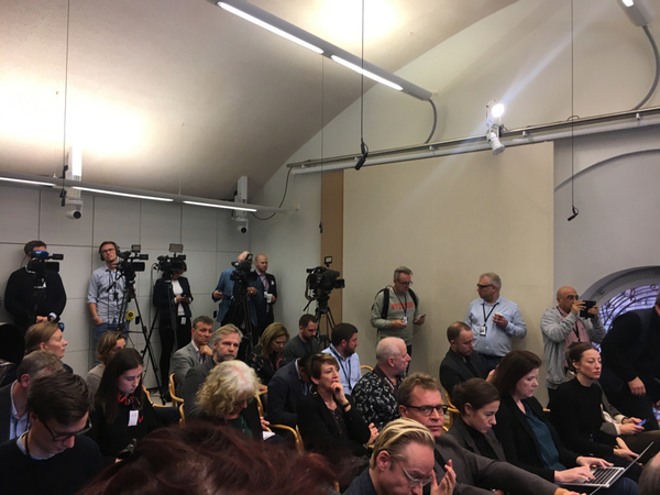 Packat i presscentret när Kristersson kommenterar sitt nederlag idag.