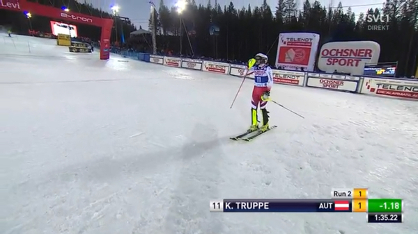 ”Det där kanske räcker en stund för strumpor”, vrålar Ejeborg. Ja, jäklar. Rejäl ledning!