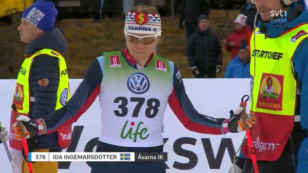 ”Och här släpper vi i väg första svenska A-landsladsåkaren”, konstaterar Jacob Hård som bara Jacob Hård kan göra. Och själv spänner man blicken lite extra, knyter näven och borrar ner skallen rätt in i tävlingen igen. Heja Vinterstudion!