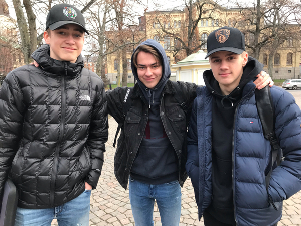 Kompisarna Martin Vestman, Hannes Gryt och Emil Nilsson i Karlstad tycker att metoo varit bra och haft positiv effekt på samhället.
- Fast egentligen skulle det inte behövas, det borde vara en självklarhet, säger Hannes.
Martin Westman tror att meetoo-rörelsen även påverkat honom själv till viss del.
- Man är nog lite mer försiktig om vad man skämtar om, så det inte ska bli fel, säger han.