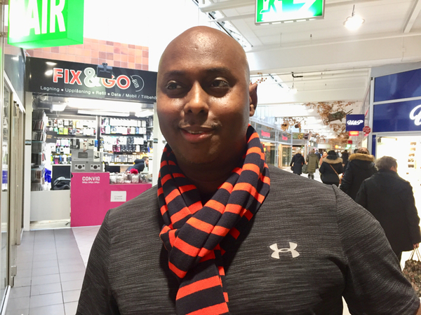 - Metoo är väldigt bra för ett nej är ett nej. När det handlar om en kyss eller mer än en kyss så kan det uppstå missförstånd. Ett ja kan betyda ok till att kyssa varandra men inte mer. Det handlar om kvinnans - och mannens vilja. Kvinnor kan hoppa på män också. Båda ska vara eniga, man kan försöka söka ögonkontakt för att se vad den andra vill, men säkrast är att fråga.
Yoseph Hassan, Göteborg
