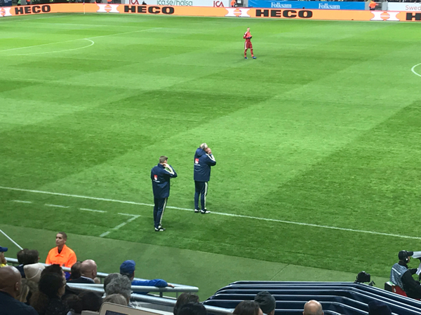 Båda förbundskapten Janne Andersson och ass Peter Wettergren ute och ger taktiska instruktioner. Riktigt intensiva dessutom! Jane och jag konstaterade precis att det inte ofta är man ser båda vara uppe.