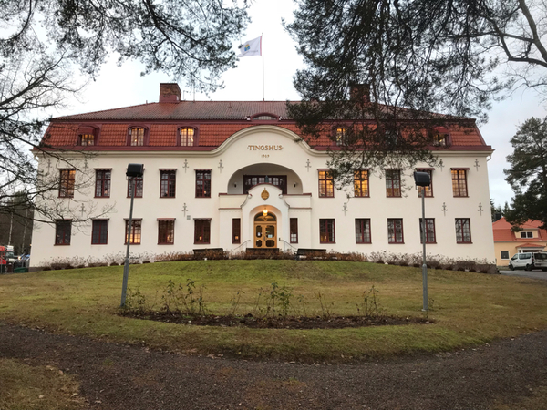 I dag inleds dag två i rättegångsförhandlingarna gällande Sekohärvan och SVT är på plats i Hudiksvalls tingsrätt. I dag kommer Bosse Hedins och föreningens juridiska ombud att höras tillsammans med flera vittnen. Enligt tingsrätten har det planerade schemat redan spräckts efter den första dagen då förhandlingarna drog ut på tiden.