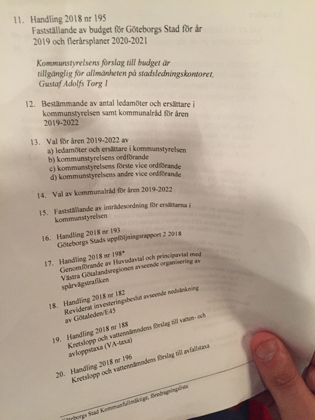 Mötet börjar med lite andra frågor än budgeten. Just nu på punkt 4. Budgeten är fråga 11 på dagordningen.